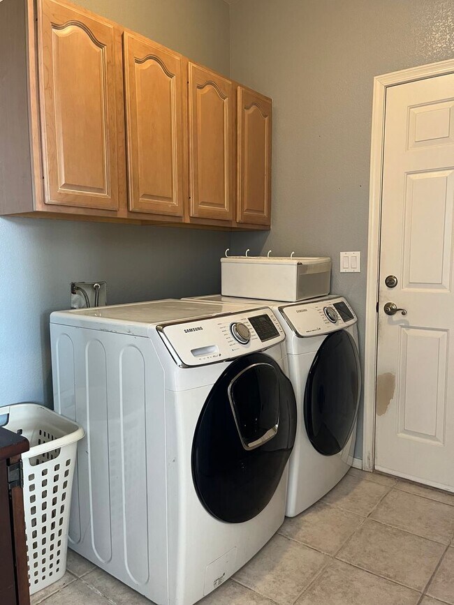 Building Photo - WINTER VACATION RENTAL - 3 Bedroom/2 Bath