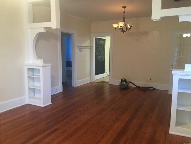 Building Photo - 113 E Vanderbilt St