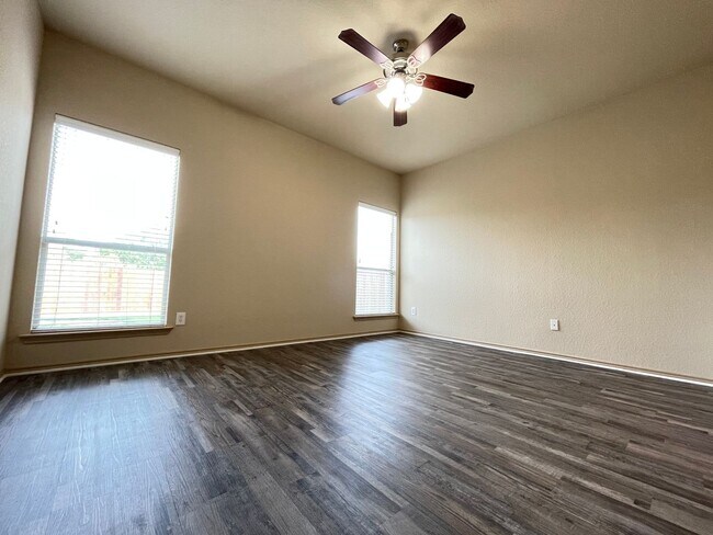 Building Photo - 4 Bedroom 2 Bath