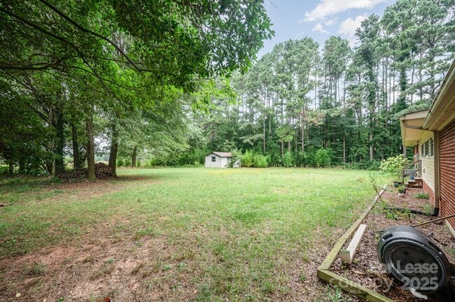 Building Photo - 6118 S Rocky River Rd