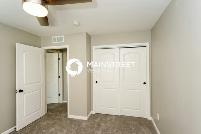 Building Photo - 3 Bedroom Pet-Friendly Home in Jeffersonville, IN with Main Street Renewal
