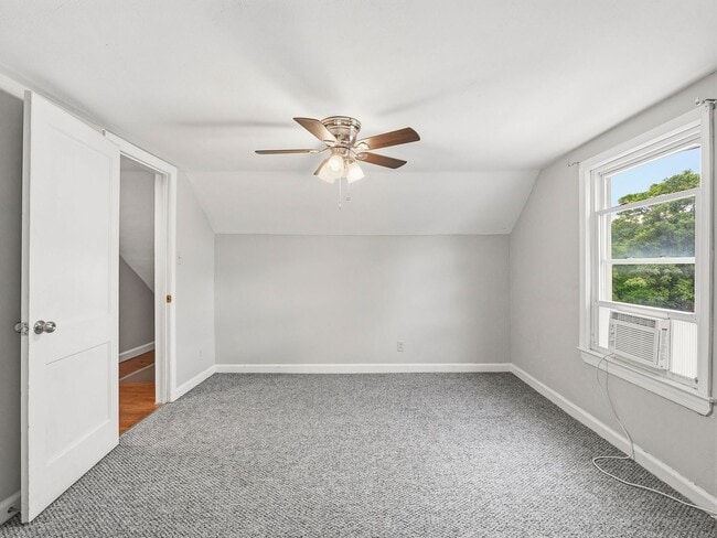 Building Photo - 4 Bedroom/1 Bathroom Home with Fenced Yard Available in SE Roanoke!