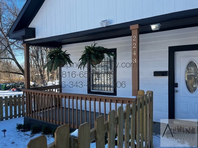 Building Photo - Beautifully Updated Home! Fenced! Vouchers OK!