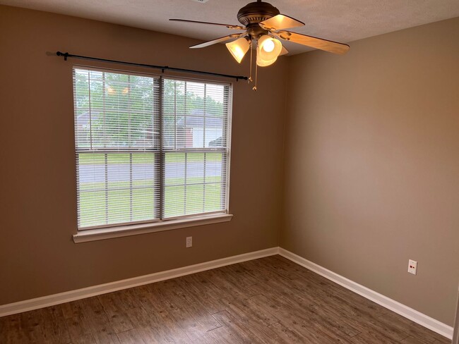 Building Photo - 3 Bed 2 Bath Home