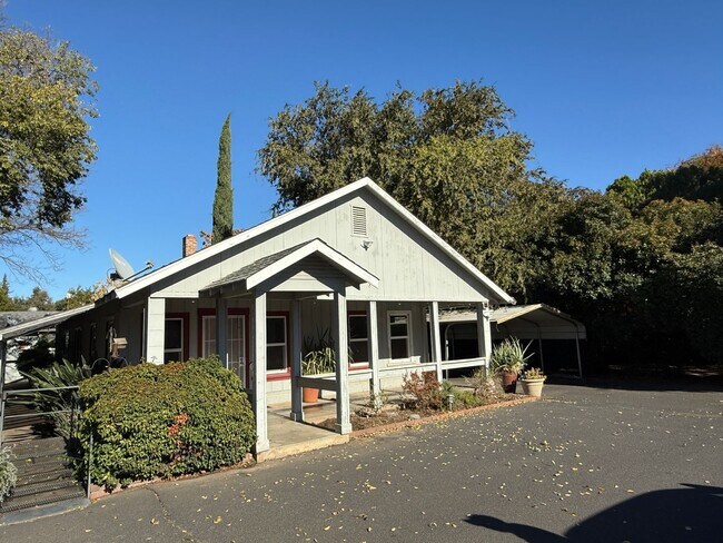 Building Photo - 3 Bedroom 1 Bath House!