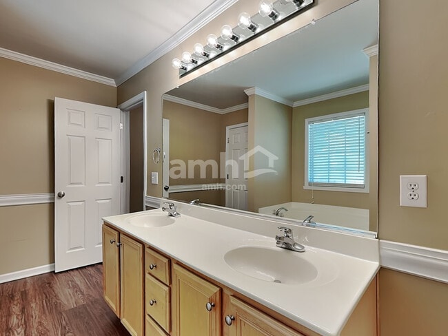 Building Photo - 1956 Longburn Dr