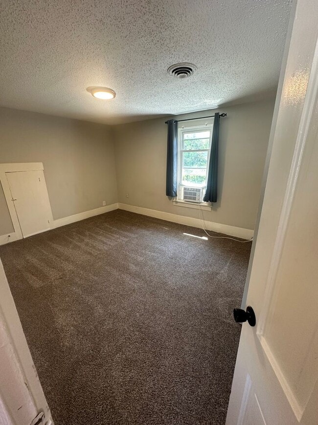 Building Photo - Rent Special Available! Pet Friendly 2 Sto...