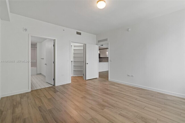 Building Photo - 999 SW 1st Ave