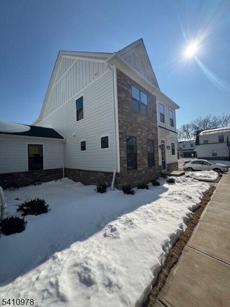 Building Photo - 61 Willow Ln