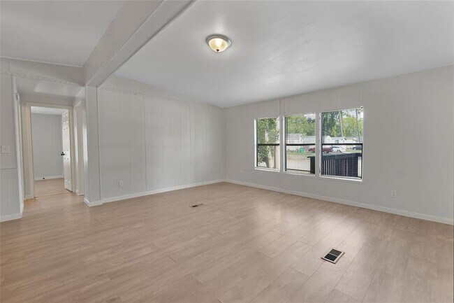 Building Photo - 5811 Cedar View Dr