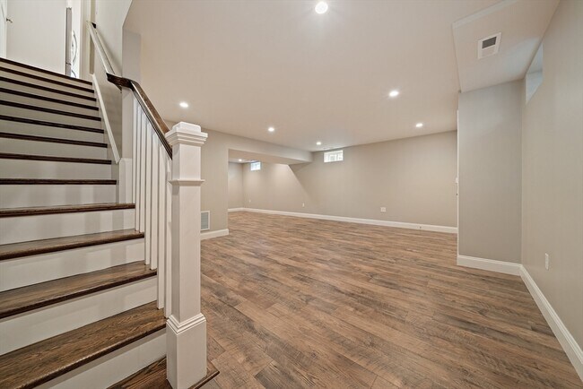 Building Photo - 15 Lakeview Ave