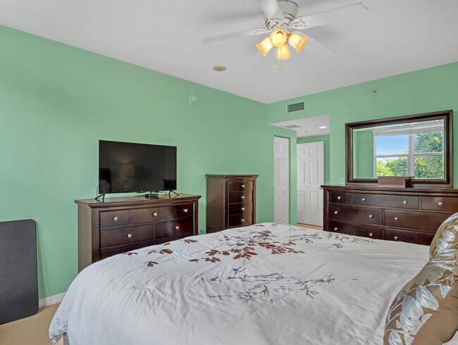 Building Photo - 700 E Boynton Beach Blvd