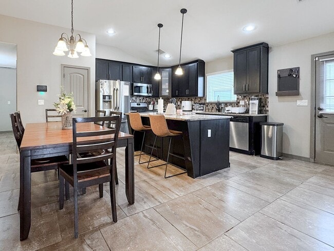 Building Photo - East El Paso 4 bed Refrig A/C Home!