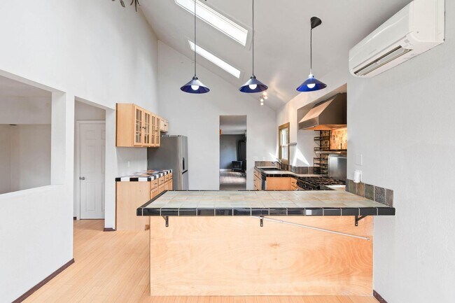 Building Photo - Unique, spacious 4-bdrm/3-bath Craftsman w/ lots of character. Bonus room, near Alberta District!