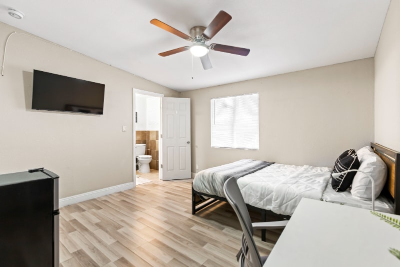 Building Photo - 2417 E Wilson Ave