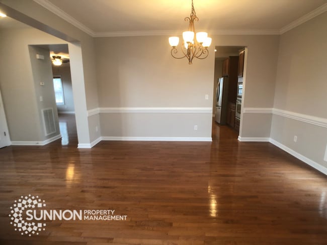 Building Photo - Gorgeous 4 BR 3 BA + Bonus in Winding Walk