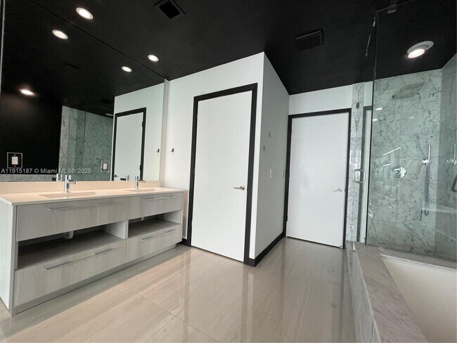 Building Photo - 480 NE 31st St