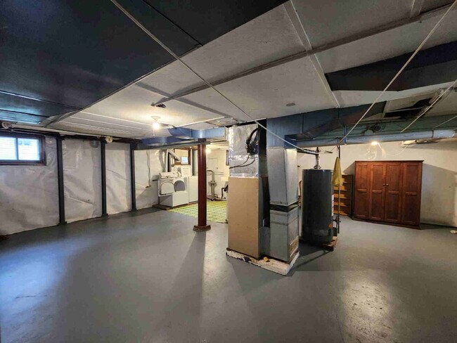 Building Photo - Character Home in NICE Neighborhood