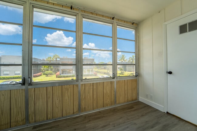 Building Photo - 938 Normandy Trail