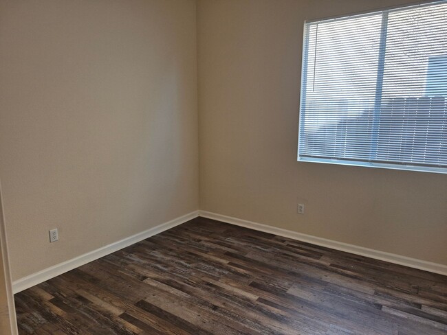 Building Photo - MAY MOVE IN SPECIAL - $500.00 of 2nd Month