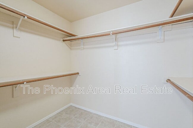 Building Photo - 3761 S Hawthorn Dr