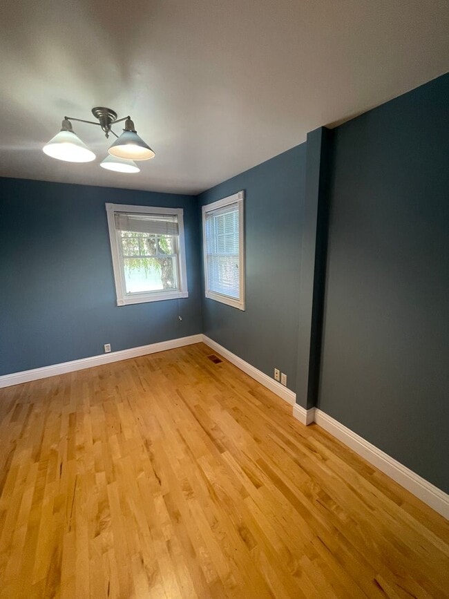 Building Photo - Stunning 3 bedroom/ 2 bath Victorian 2 sto...