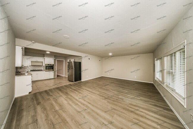 Building Photo - 5206 N Beaver Ave