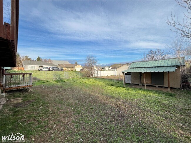 Building Photo - Large 3bd/1.5ba House in Selah, WA with a Large Backyard!