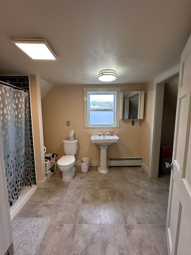 Building Photo - Spacious Single-Family House - Close to Mi...