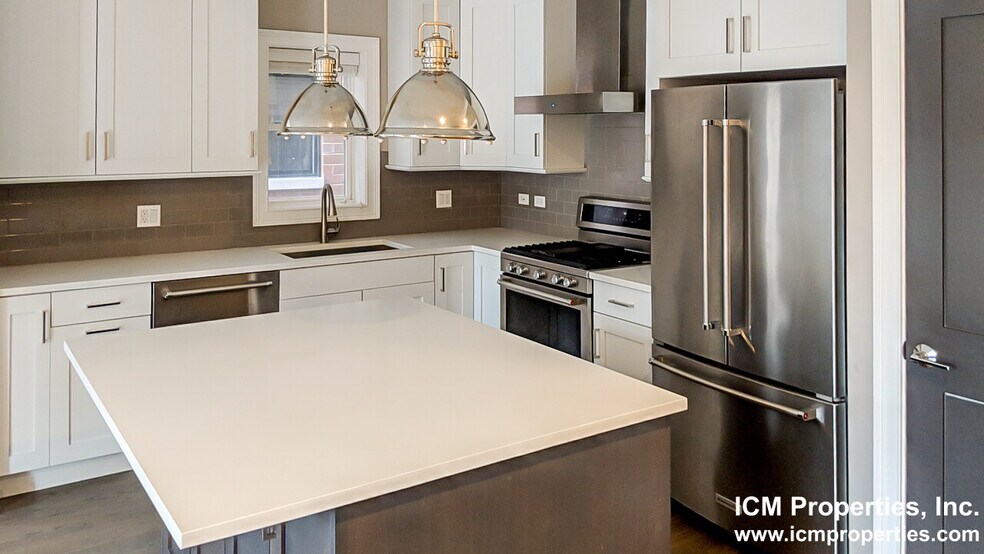 Building Photo - 866 W Lill Ave