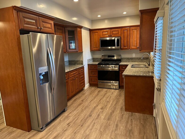 Building Photo - 32 Esperanza Ave