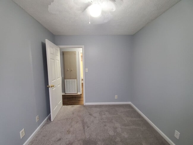 Building Photo - $1250 - 3 Bedroom 1 Bath Home offering Sunroom!