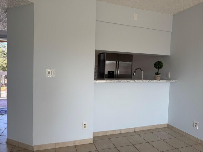 Building Photo - 9930 Twin Lakes Dr