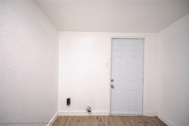 Building Photo - 915 S Waldron Ave