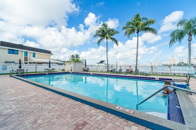 Building Photo - 2821 N Miami Beach Blvd