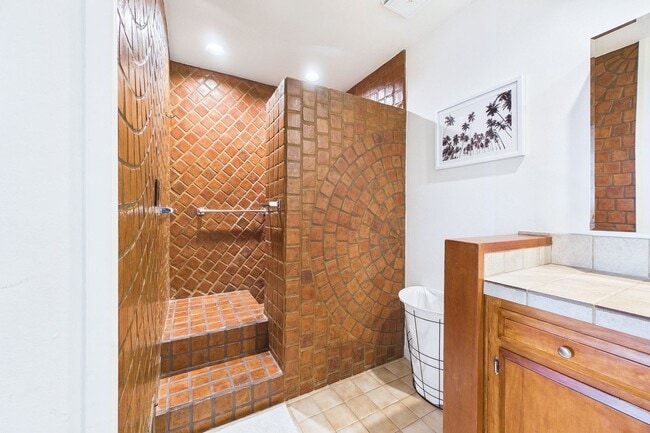 Building Photo - Rarely available Redwood Heights townhome with sweeping views of Oakland and San Francisco.