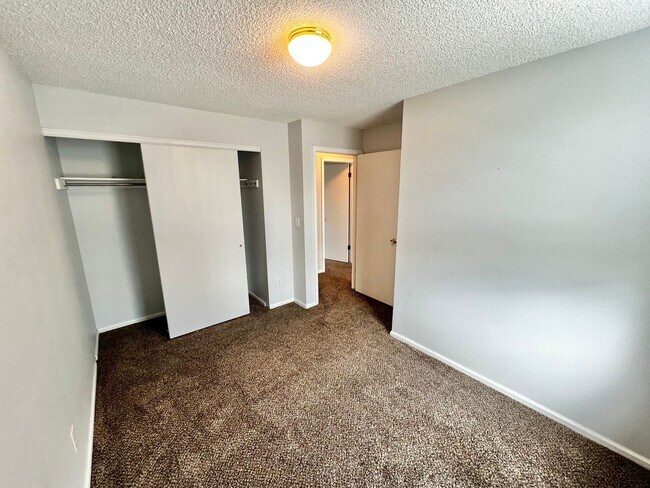 Building Photo - 3 bed, 1 bath Tri-level Home in Foxstone Neighborhood