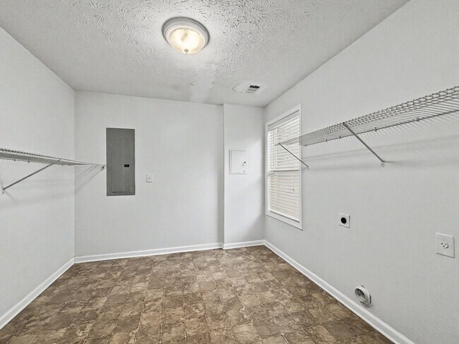 Building Photo - 560 Lee Byrd Rd