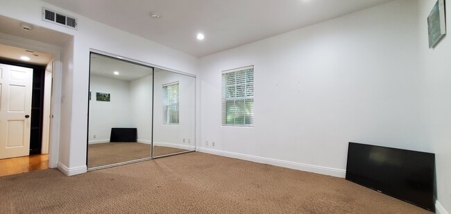 Building Photo - 8057 Willow Glen Rd