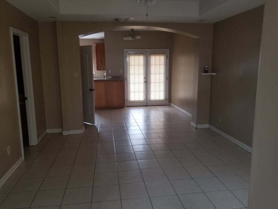 Building Photo - 1409 W Kiwi Ave