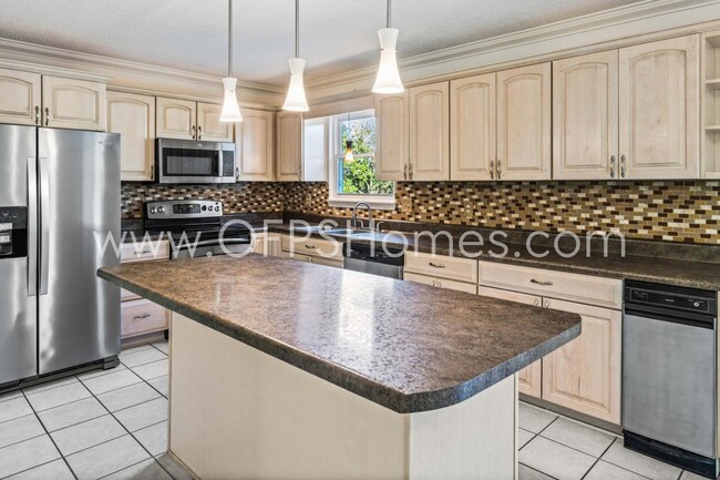 Building Photo - AVAILABLE NOW... 3/2 in Destin!!