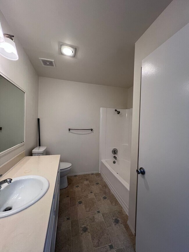 Building Photo - 1122 Eureka-14