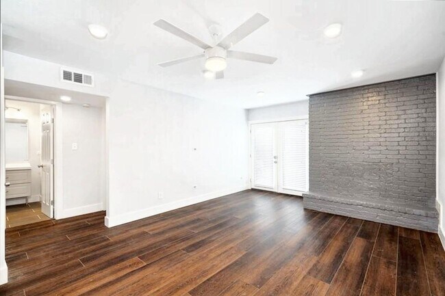 Building Photo - Spacious 2-Bed, 2-Bath First Floor Apartme...