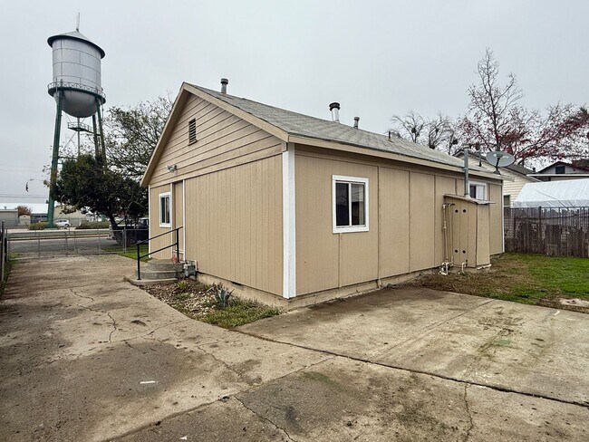 Building Photo - 2 Bedroom 1 Bath House