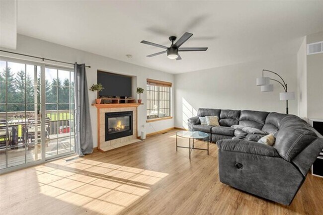 Building Photo - 2 Bedroom, 2-1/2 Bath Townhouse on Iowa City East Side!!