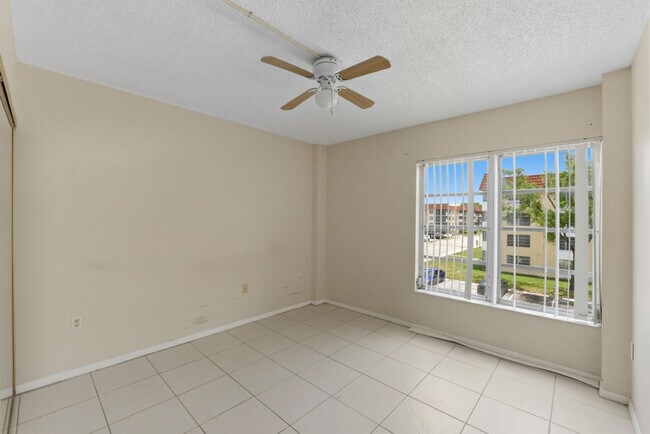 Building Photo - 4152 Inverrary Dr