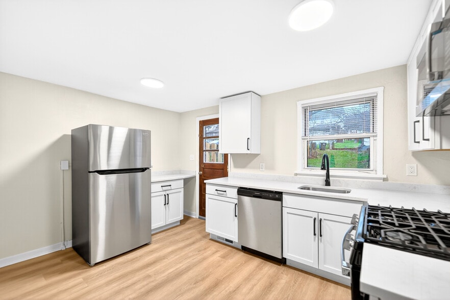 Building Photo - 627 2nd St