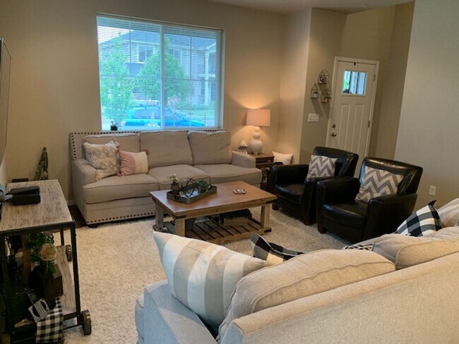 Building Photo - Spacious 3-Bedroom End-Unit Townhome for R...