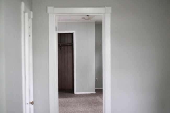 Building Photo - 830 W North St