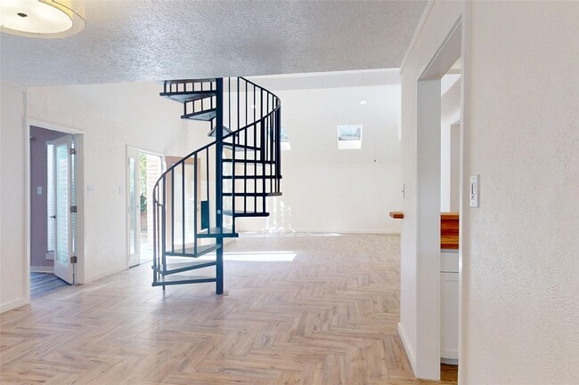 Building Photo - 707 Center Hill Dr